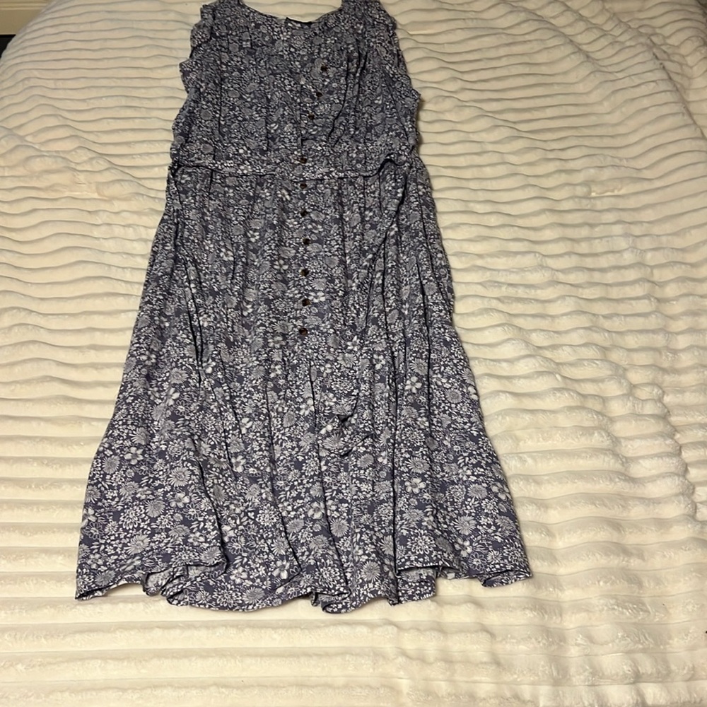Sonoma women’s dress. Xxl. 100% Rayon. Light purple and white.
